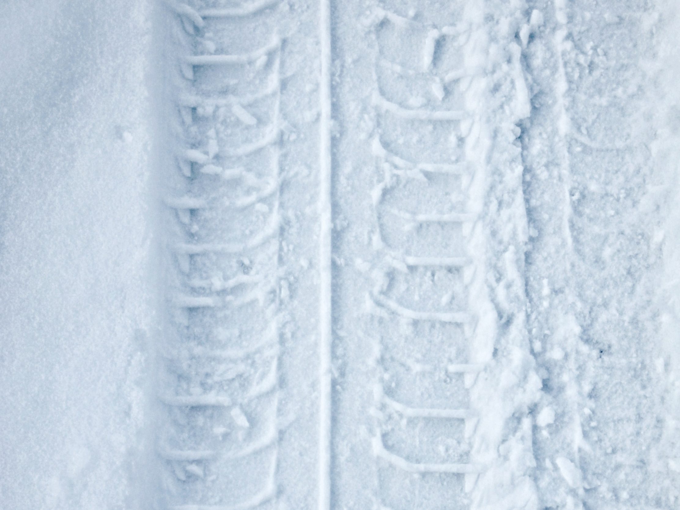 2224x1668 iPad Pro wallpapers Tyre Track Snow Winter iPad Wallpaper 2224x1668 pixels resolution